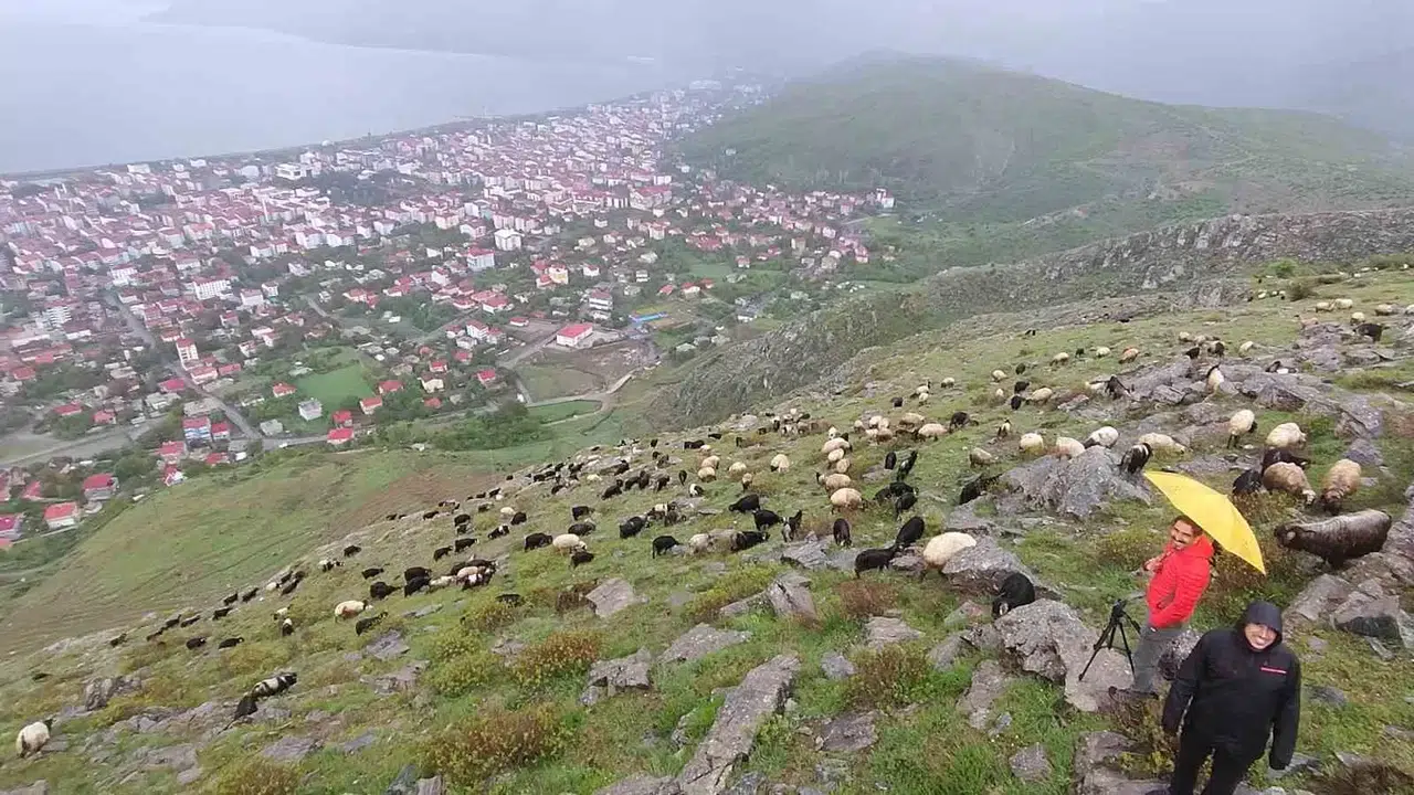 Yağmur ve Dolu Altında Saatlerce “Gökkuşağını” Beklediler