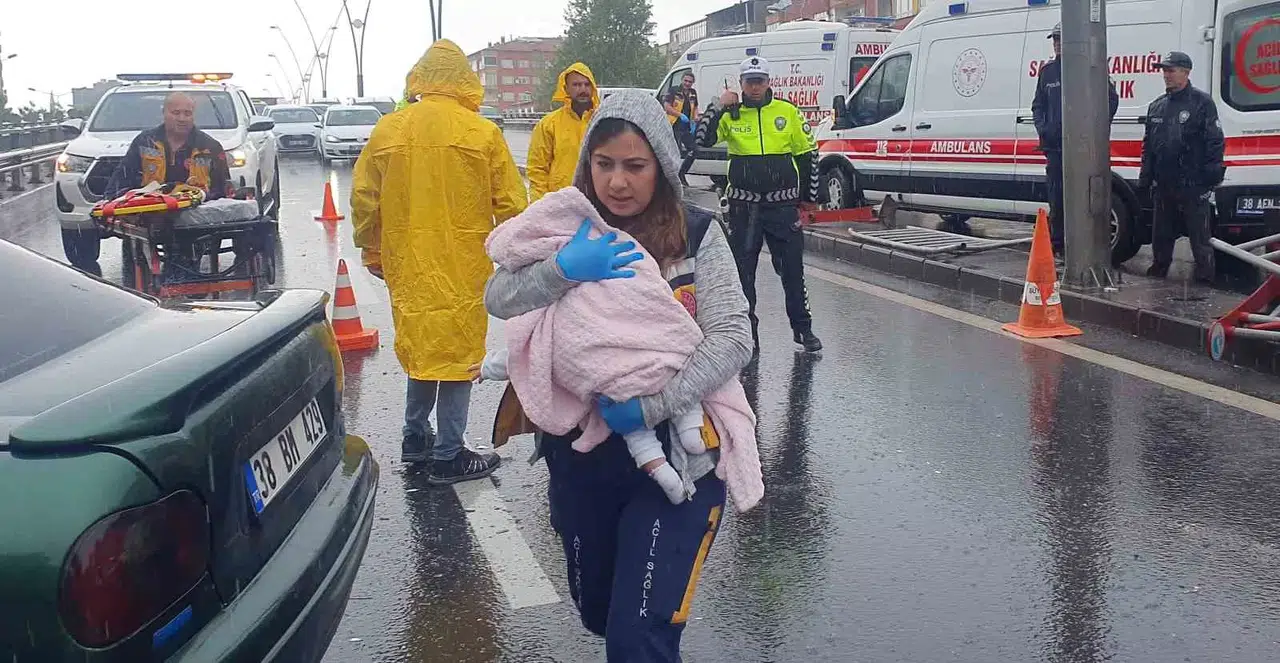 Yaralı Bebeğe Sıhhat Çalışanından "Anne" Şefkati