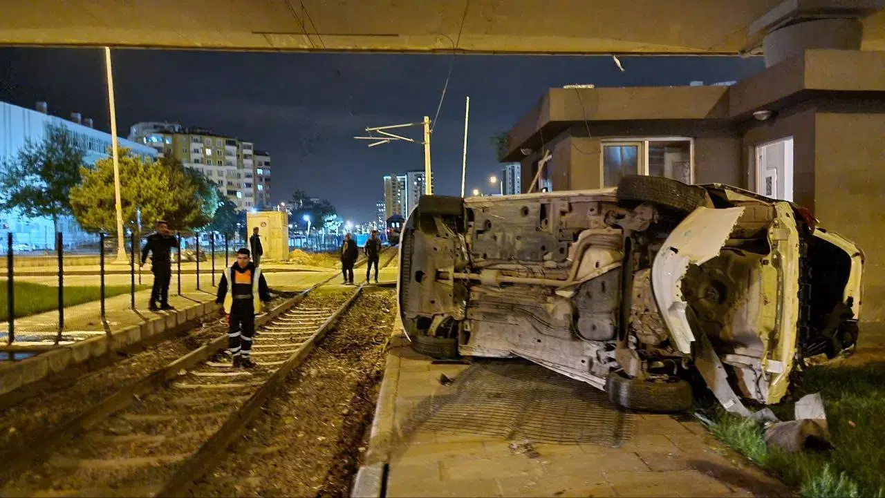 Yolcu Treni ile Hemzemin Geçitte Çarpışan Araba Devrildi: 1 Yaralı