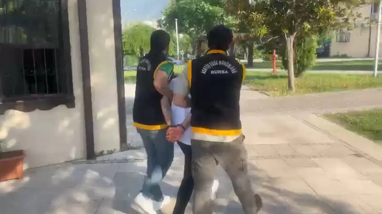 25 Yıl Mahpus Cezasıyla Aranan Hata Makinesi, Cumhuriyet Caddesi’nde Hoşluk Merkezi Broşürü Dağıtırken Yakalandı