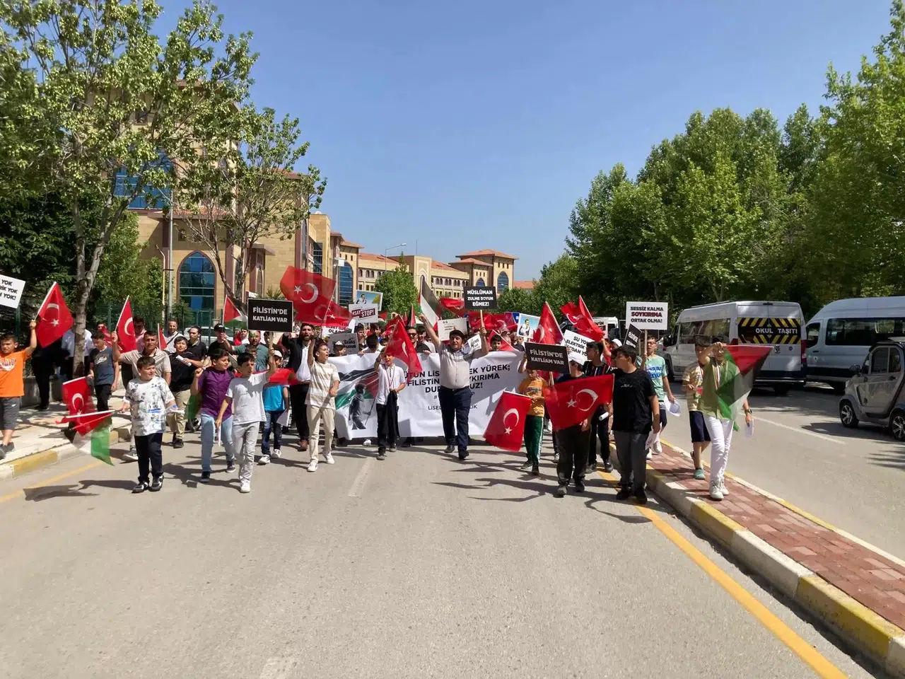 ‘Filistin’deki Zulüm Nedeniyle Karne Sevinci Yaşayamıyoruz’