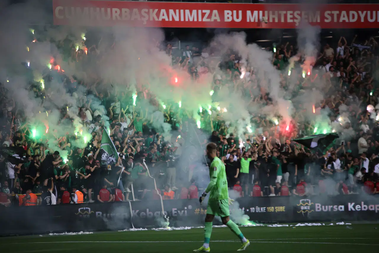 Final Maçında Taraftara Meşale Ulaştırmışlar