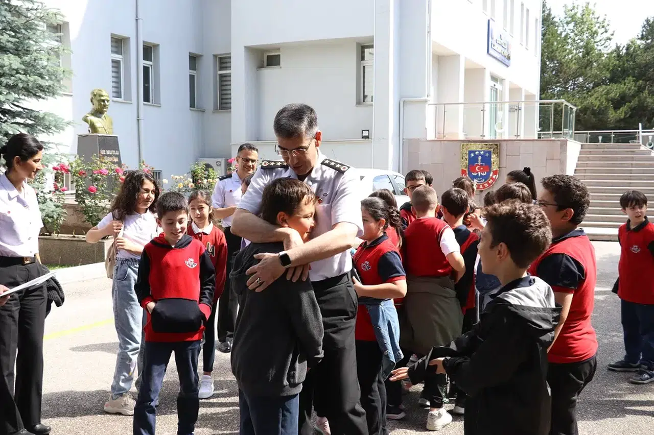 Minikler, Jandarmayı Tanıyor