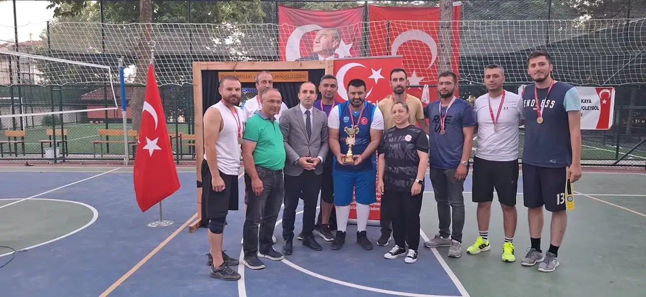 Şehit Adına Düzenlenen Voleybol Turnuvası Tamamlandı