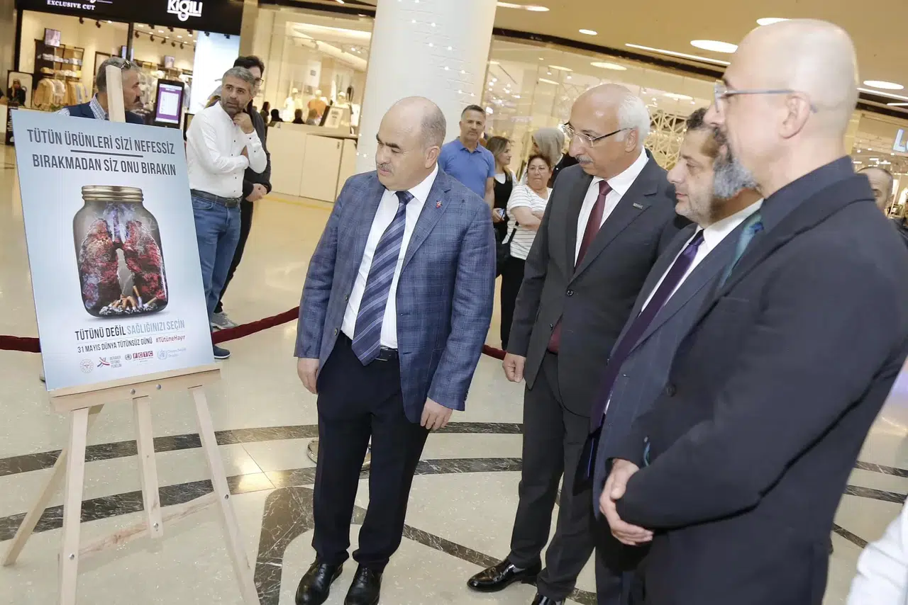 Tütünün Zararları Halka Anlatılıyor