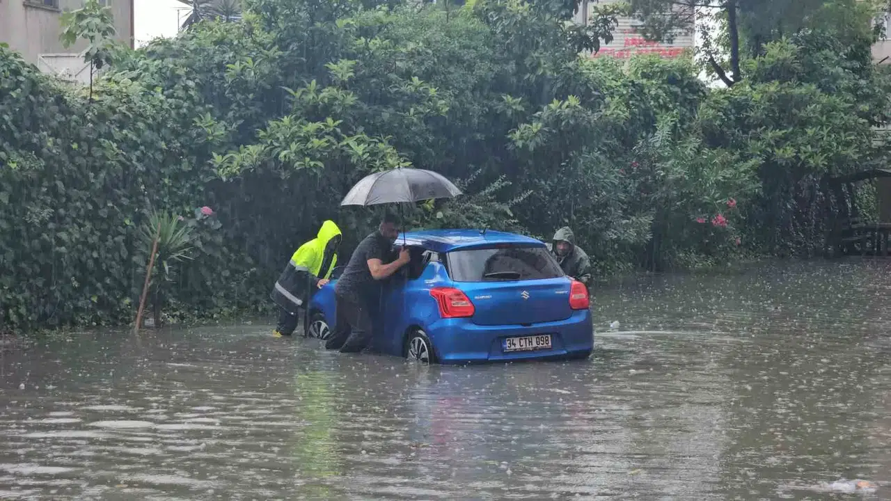 Arhavi’de Ağır Yağış Sele Neden Oldu