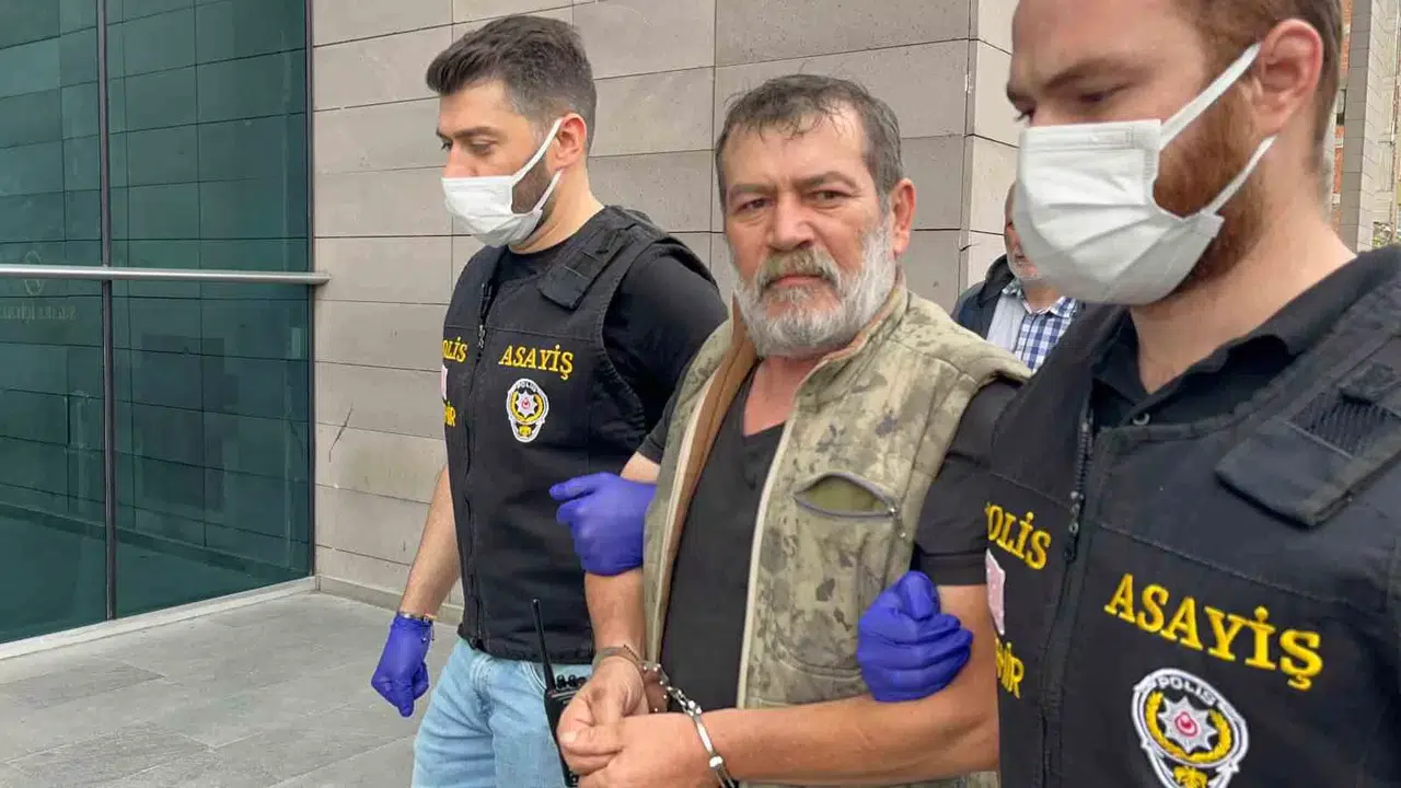 Arkadaşını Öldürüp Cesedini Tanınmaz Hale Getiren Kuşkulu 18 Yıl Sonra Yakalandı