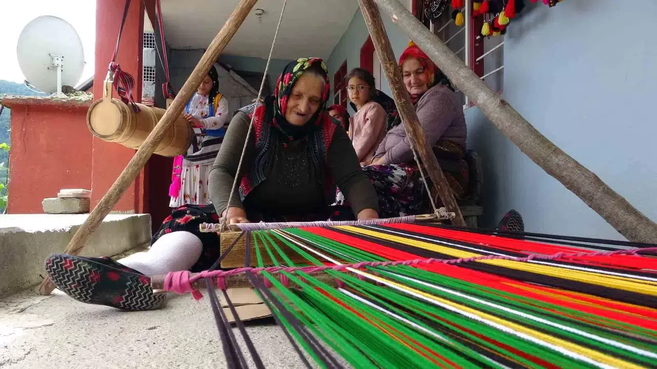 Asırlık El Dokumaları Yaşatılmaya Devam Ediyor