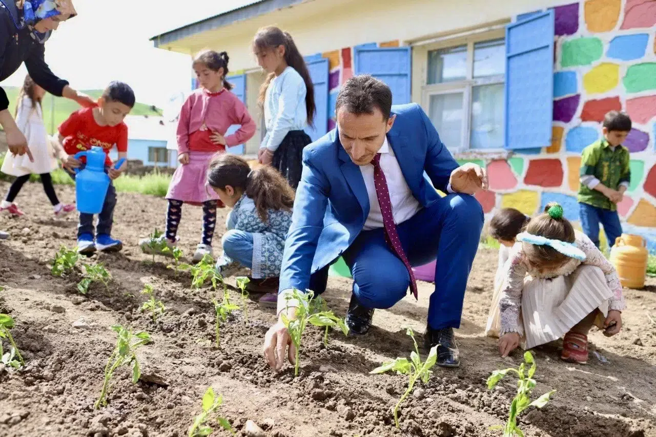 Atıl Alanı Organik Tarım Alanına Çeviren Fedakar Öğretmen, Ürünlerin Geliriyle Öğrencilerin Eğitim Muhtaçlıklarını Karşılıyor