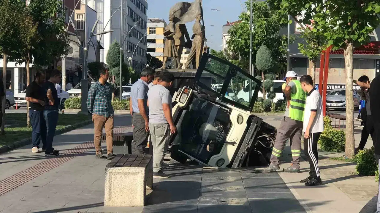 Batman’da Paklık Aracı Havuza Düştü