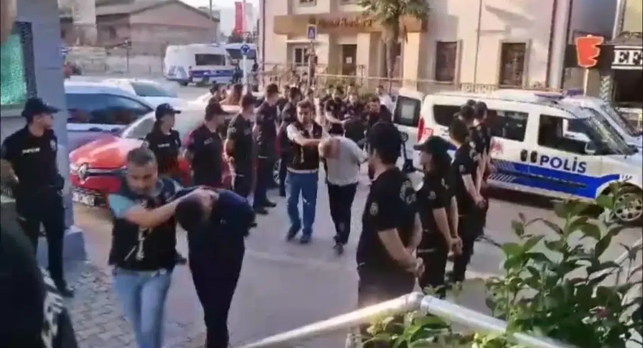 Bursa’da Zehir Tacirlerine Şafak Operasyonu...kapılar Koçbaşlarıyla Kırıldı, Dron Havadan Takip Etti