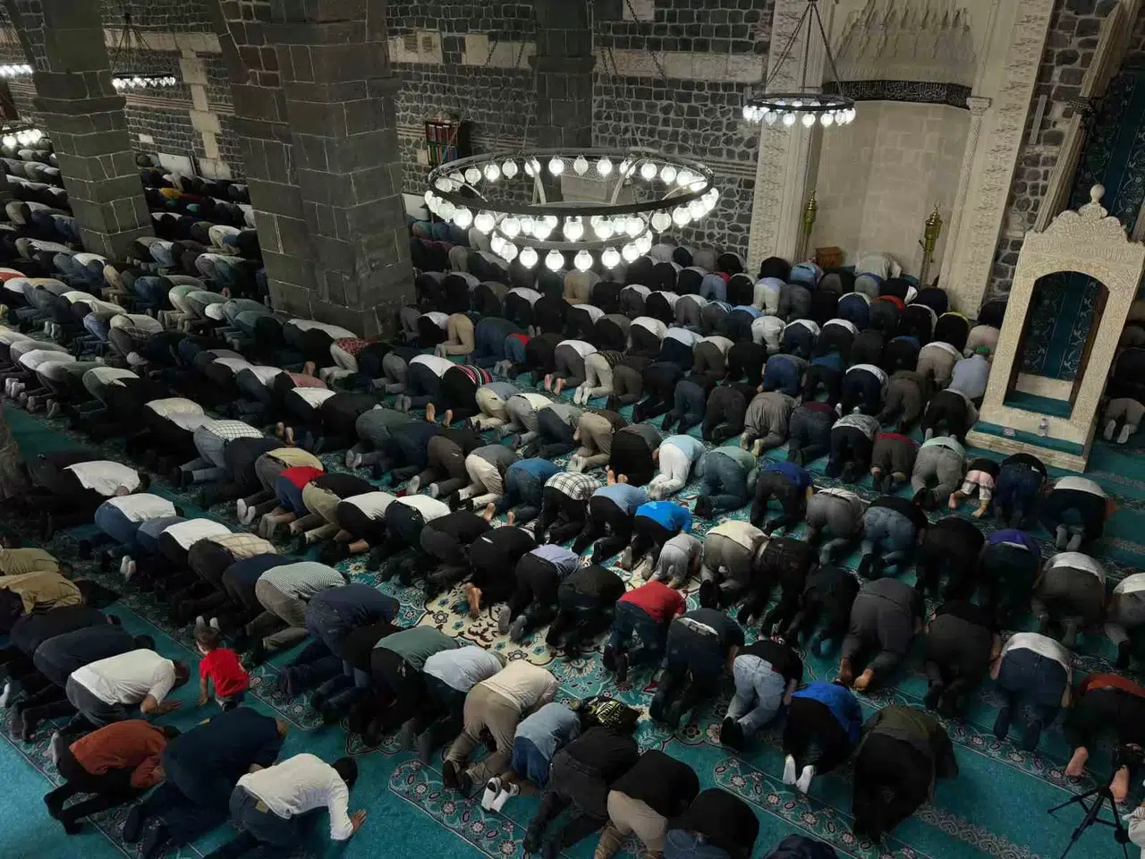Diyarbakır’ın 5. Harem-İ Şerif’inde Bayram Namazı Kılındı