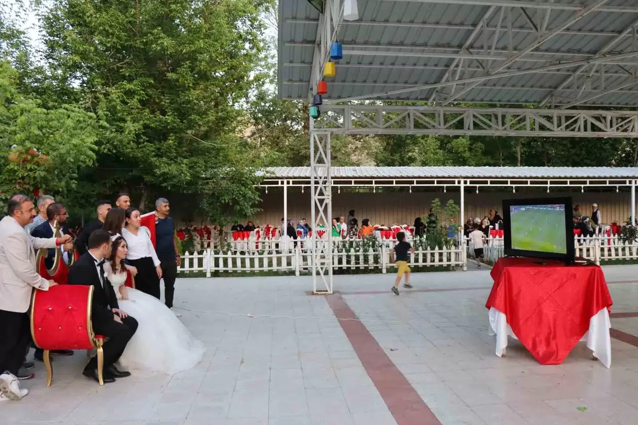 Düğüne Ulusal Maç Ortası