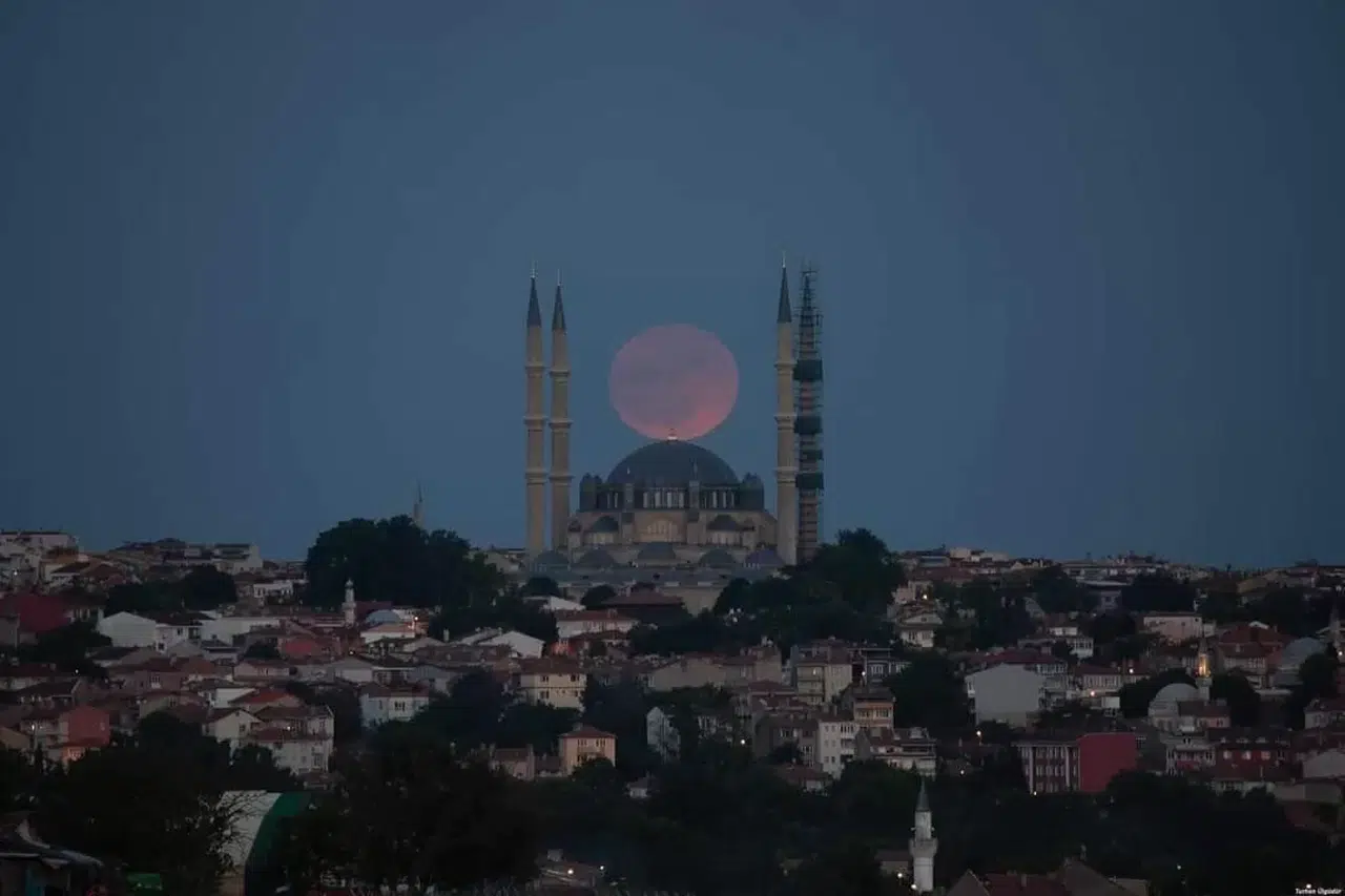 Edirne’de Selimiye Camii ve Dolunay Görsel Şölen Oluşturdu