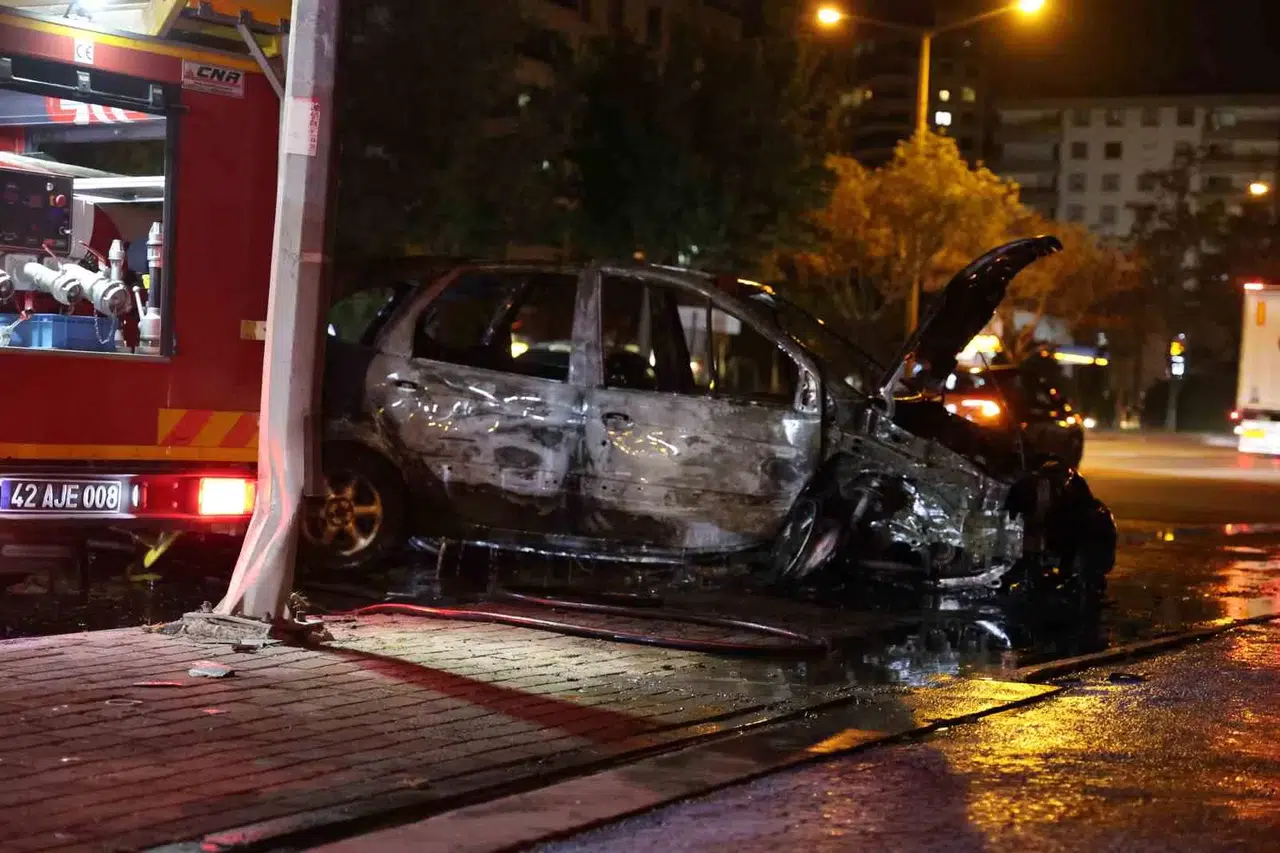 Elektrik Direğine Çarpan Araba Alev Topuna Döndü