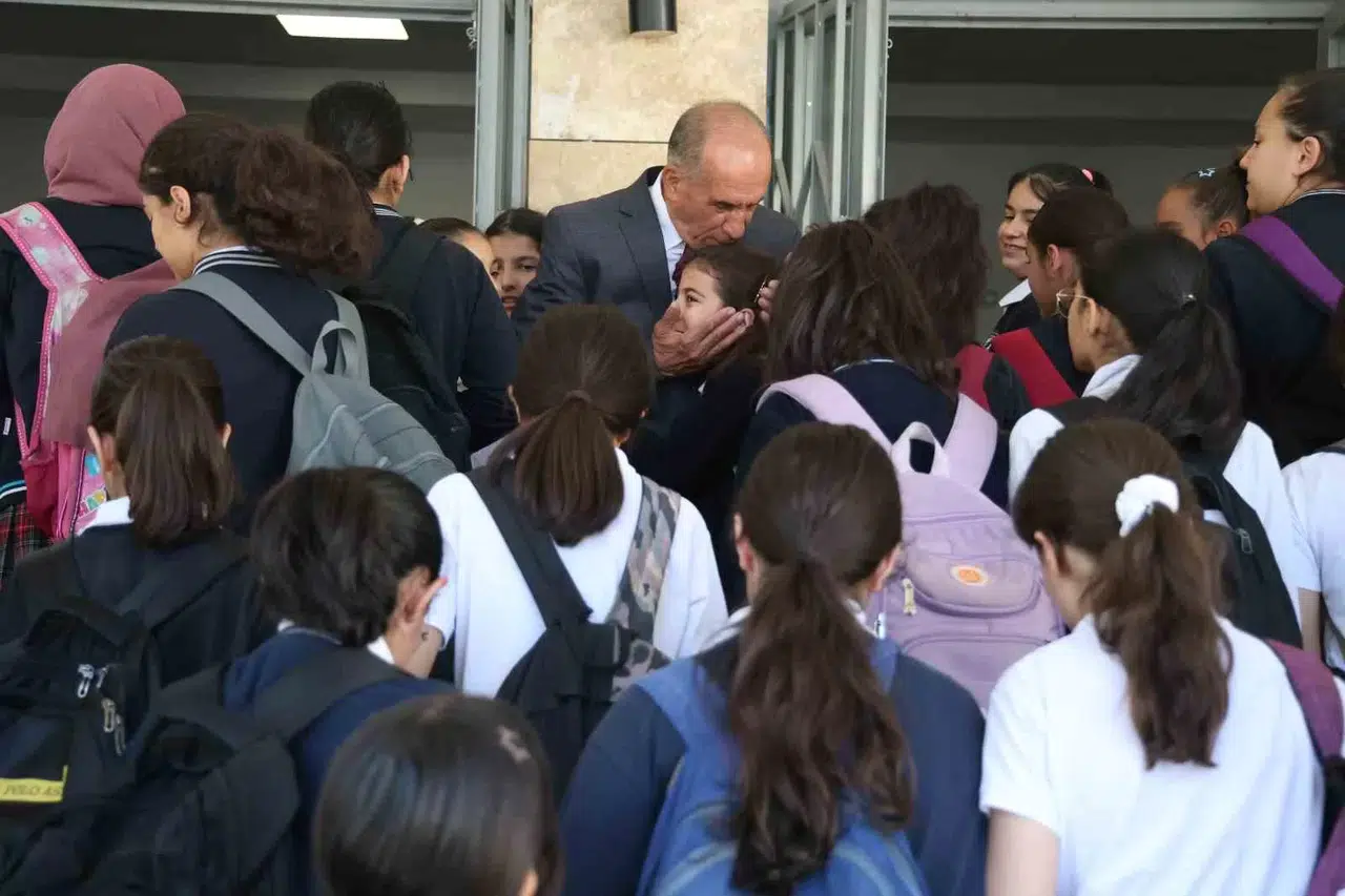 Emekli Oldu Ama 5 Yıldır Okulu Birinci O Açıyor ve Öğrencileri Kapıda Karşılıyor