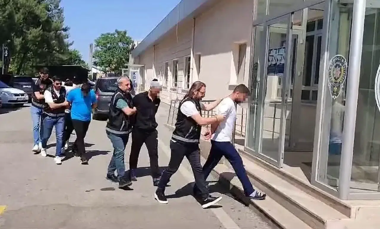 Eşini Darp Ettiği Sav Edilen Adamı Öldüresiye Dövüp Görüntüye Kaydettiler