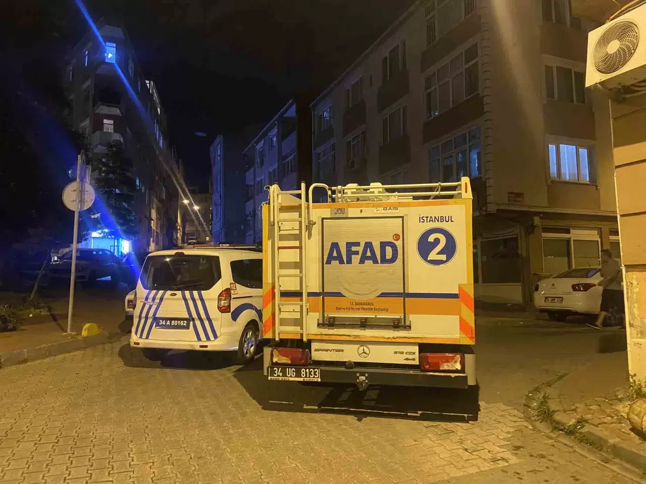 Fatih’te Binaların Ortasında Kalan Tarihi Yapının İstinat Duvarı Çöktü