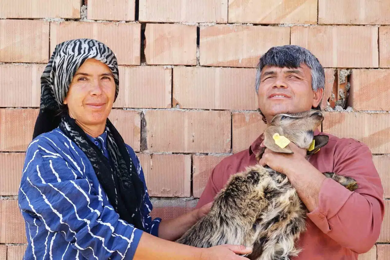 Görme Engelli Çiftin Hayat Azmi: Hayvan Otlatıp Tarlada Çalışıyorlar