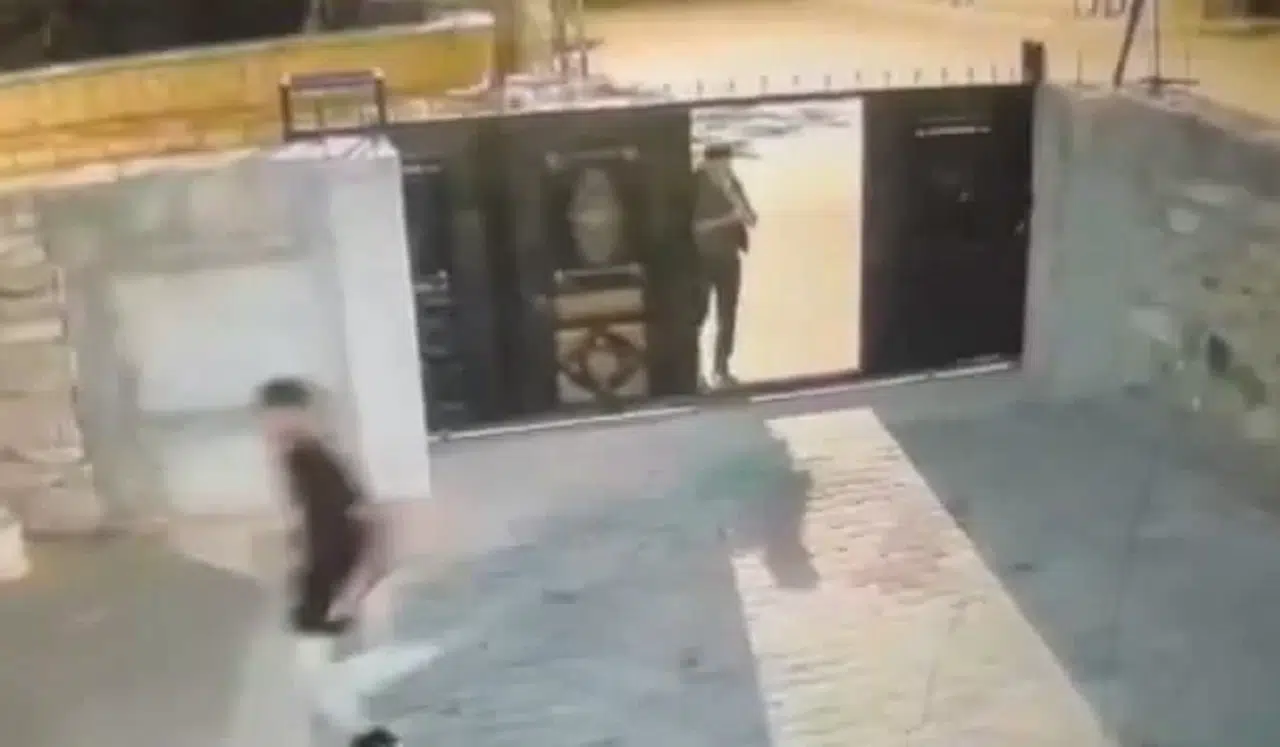 Husumetlilerinin Konutunu Basıp Bıçaklayarak Kaçtılar