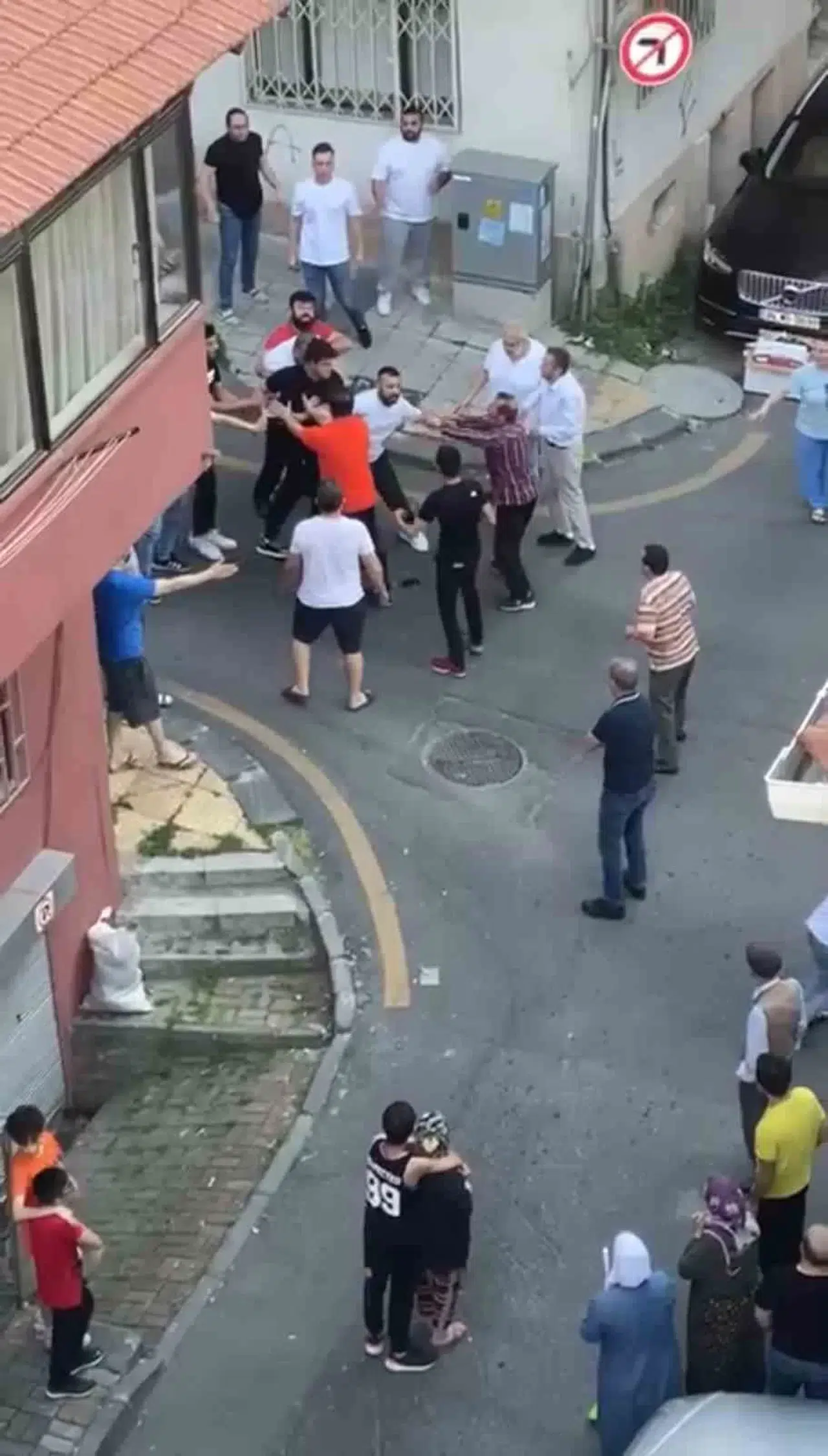 İstanbul’da Mesken Sahibi-Kiracı Arbedesi Kamerada: “Burayı Kan Gölüne Çeviririm”