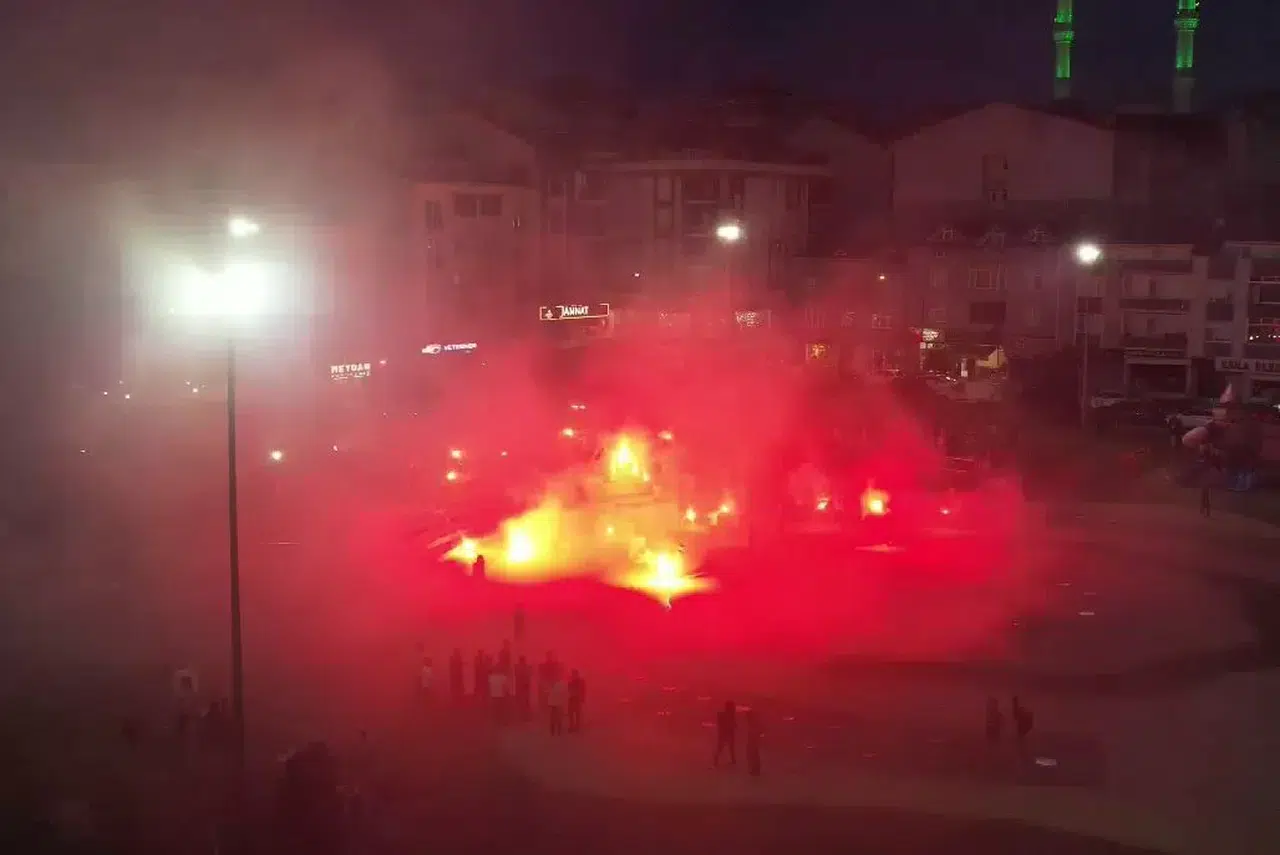 İstanbul’da Taraftar Kümesi Havai Fişekli Kutlama Yaptı, Mesken ve Ormanda Yangın Çıktı