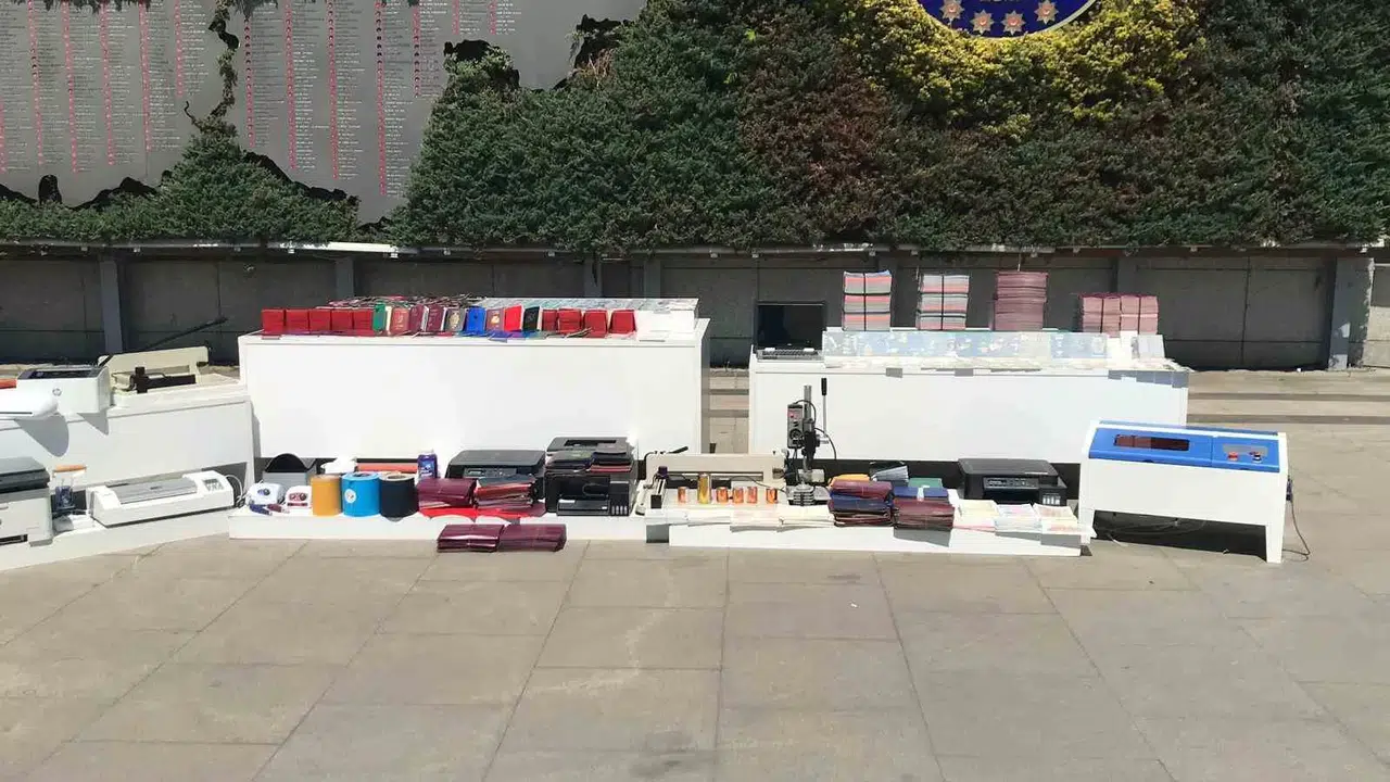 İstanbul’da Uydurma Pasaport Operasyonu: 5 Kişi Yakalandı
