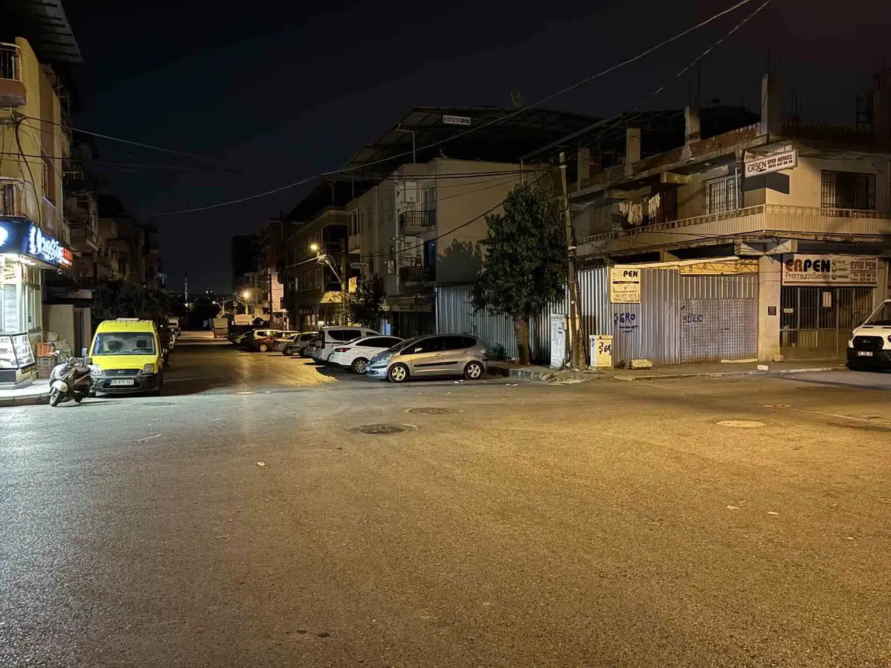 İzmir’de Motosiklet ile Hafif Ticari Aracın Çarpıştığı Feci Kaza Kamerada