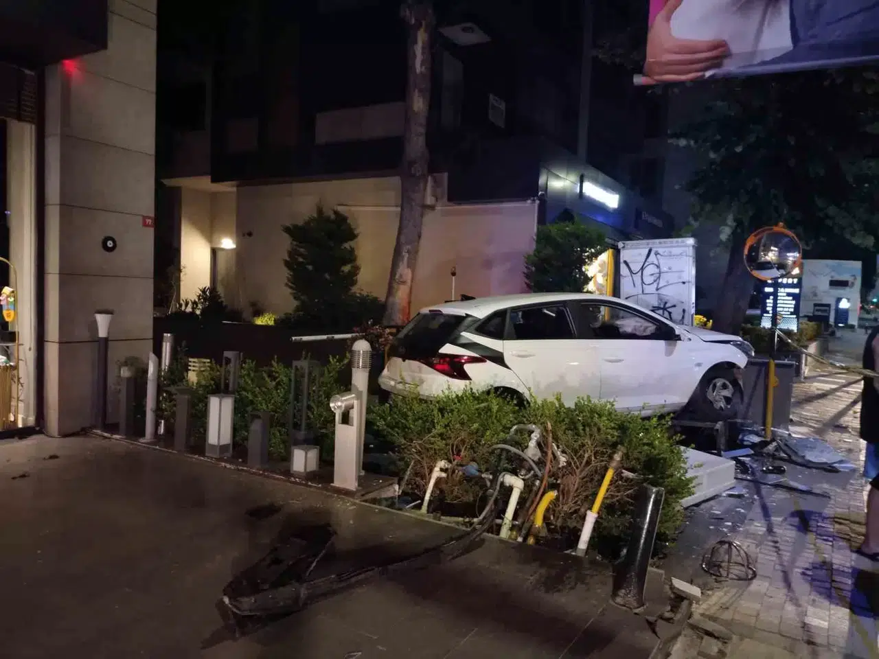 Kadıköy’de Denetimden Çıkan Araç Binanın Doğal Gaz Kutusuna Çarptı: 2 Yaralı