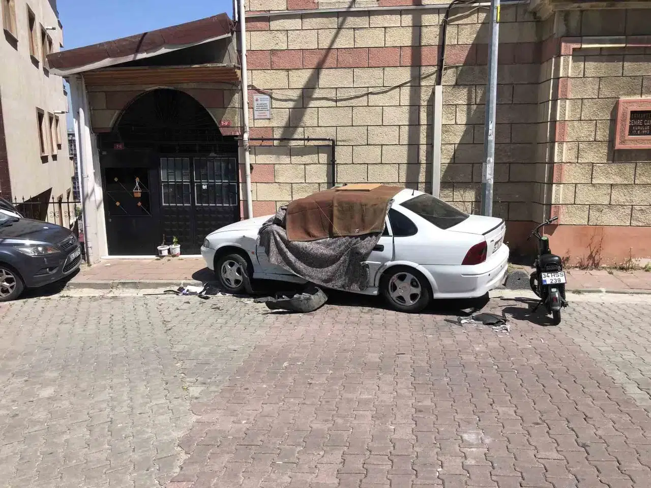 Kağıthane’de Freni Boşalan Araç, Park Halindeki Araca Çarptı: Motosiklet Şoförü Mevtten Döndü