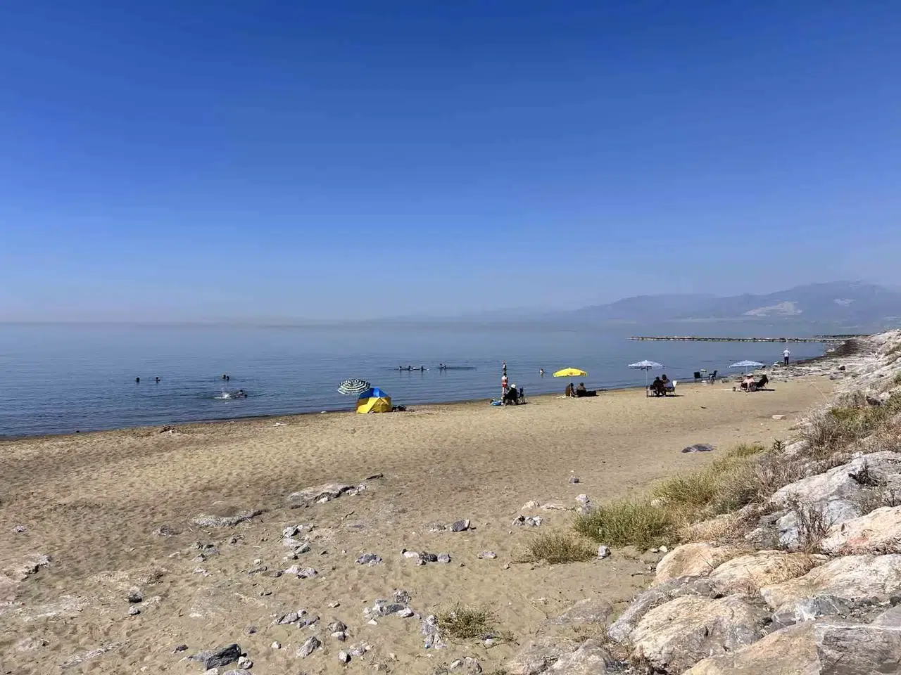 Kavurucu Sıcaktan Bunalan Vatandaşlar Kendilerini Akdeniz’in Serin Sularına Bıraktılar