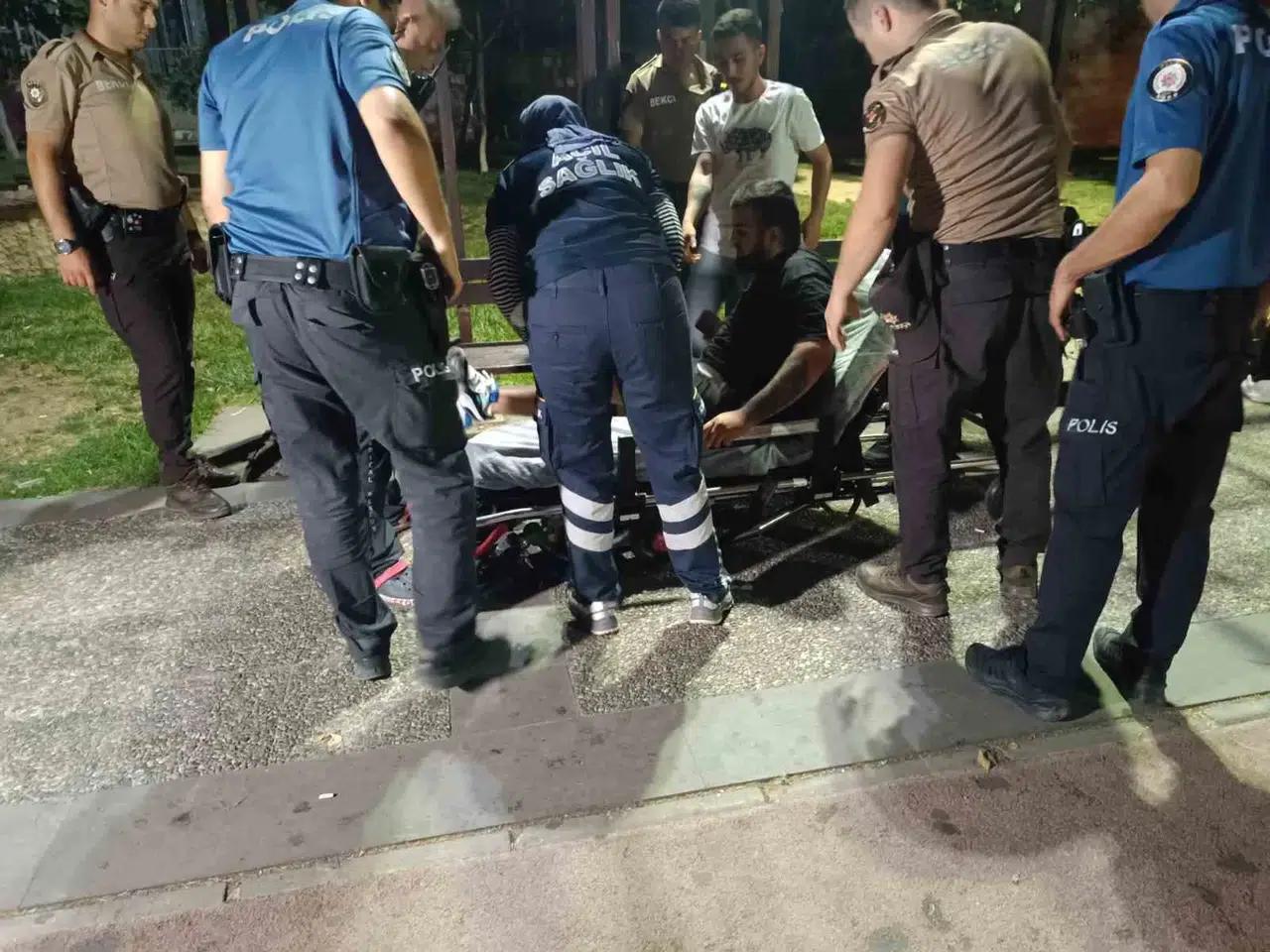 Kızların Hengamesini Ayırmak İsterken Yaralandı