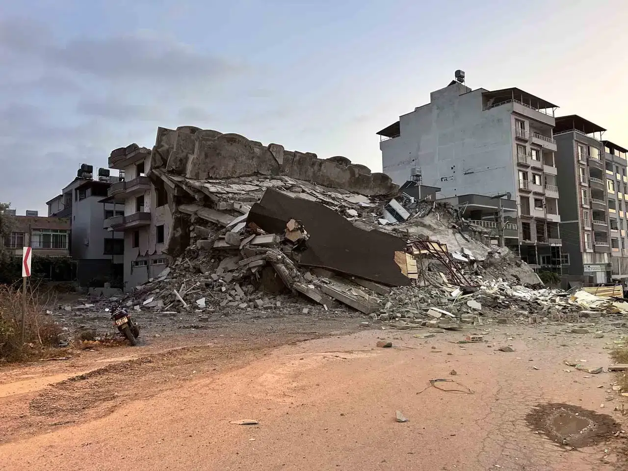 Korna Sesiyle Yıkılan 7 Katlı Bina, Vatandaşlara Zelzele Tesiri Yaşattı