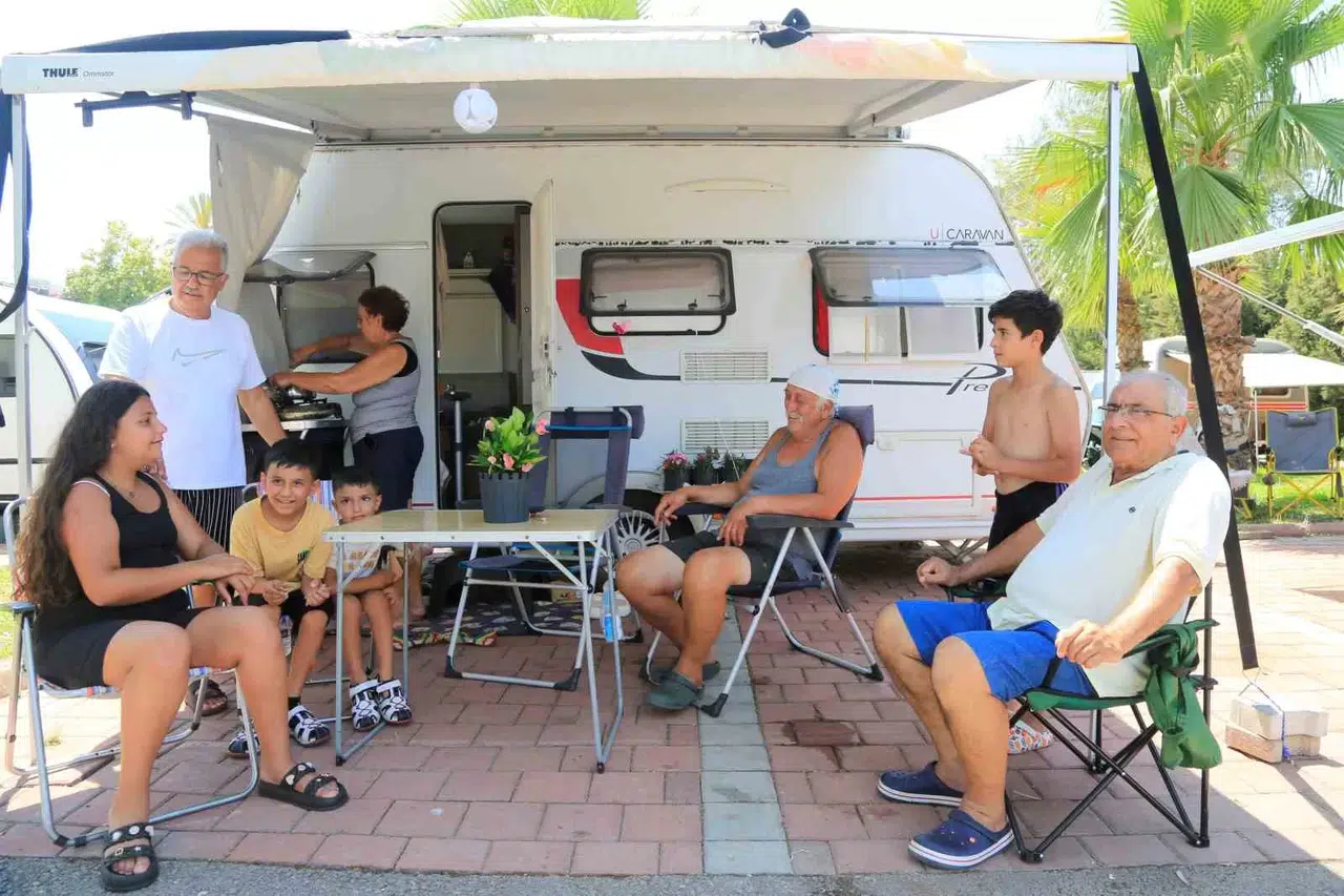 Lüks Otellerin Yerine Karavanı Tercih Ettiler, Bir Günlük Otel Fiyatı ile Bir Ay Tatil Yapıyorlar