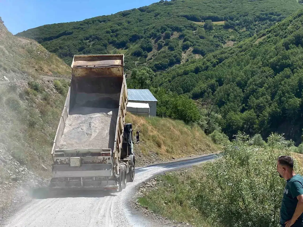 Muş’ta Tesirli Olan Sıcaklar Asfaltı Eritti