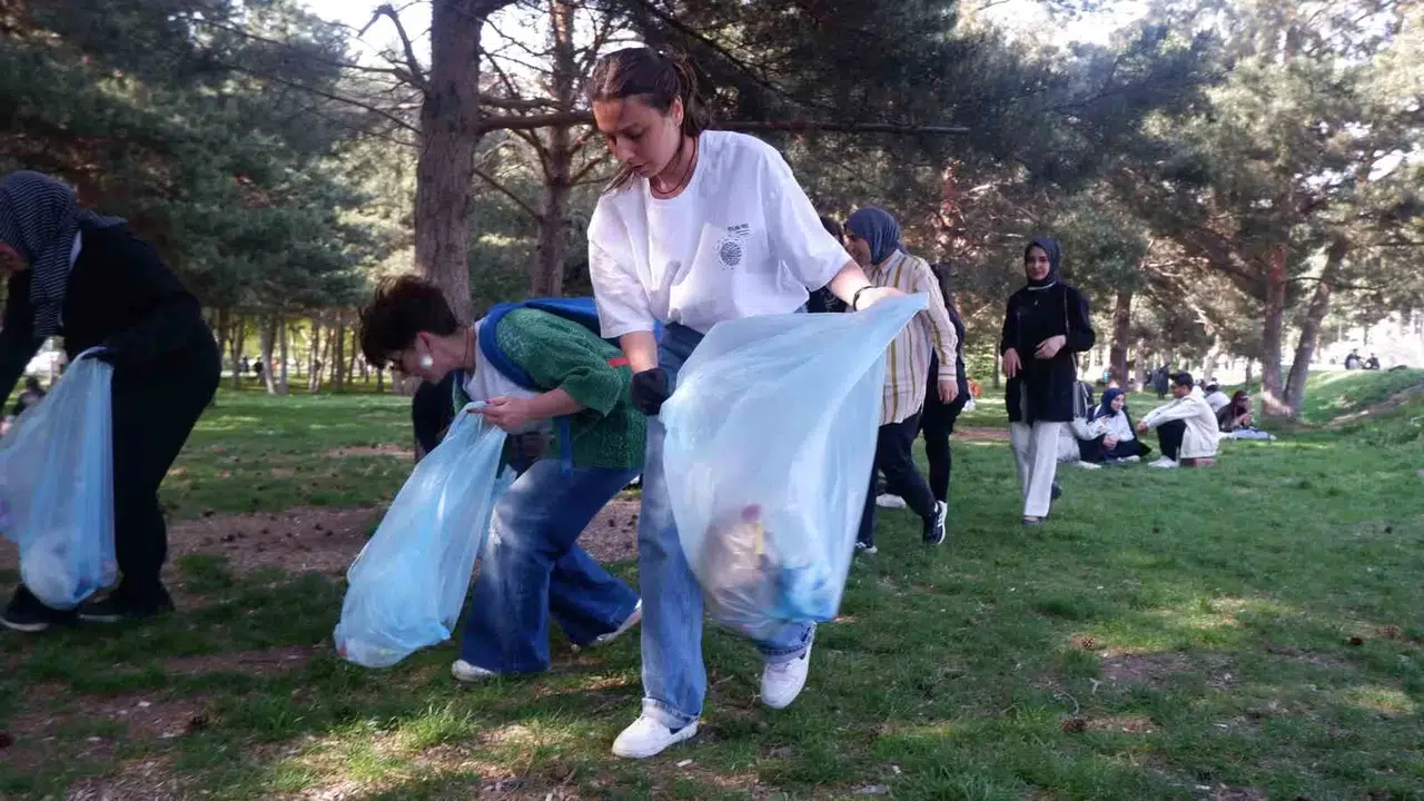 Öğrenciler Bir Günde Yerleşkede 10 Römork Çöp Topladı