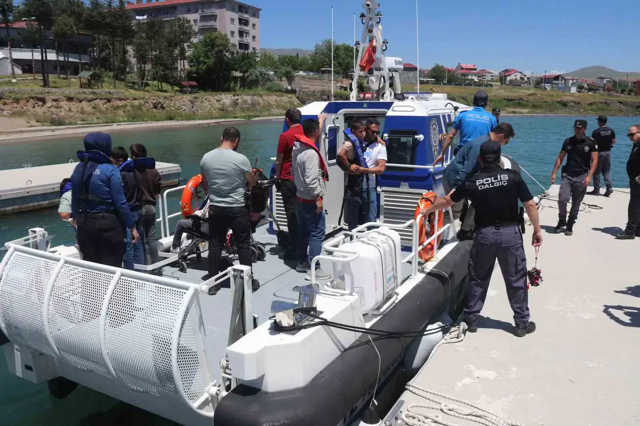 Özel Öğrenciler Polis Botuyla Van Gölü’nü Gezdi