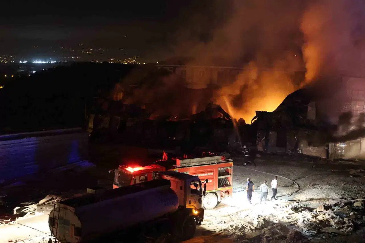 Personellerin Kaldığı 3 Katlı Prefabrik Yatakhane Alevlere Teslim Oldu