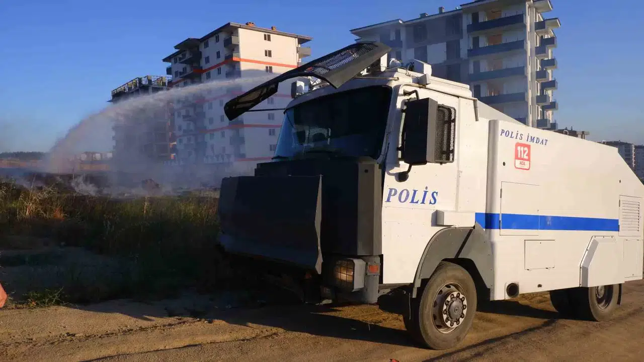 Polis Toma ile Yangına Müdahale Etti