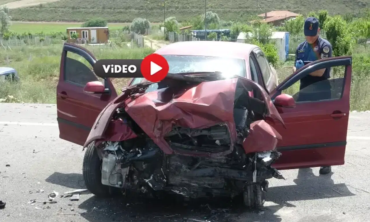 Otomobil İle Hafif Ticari Aracın Çarpıştı: Üç Yaralı