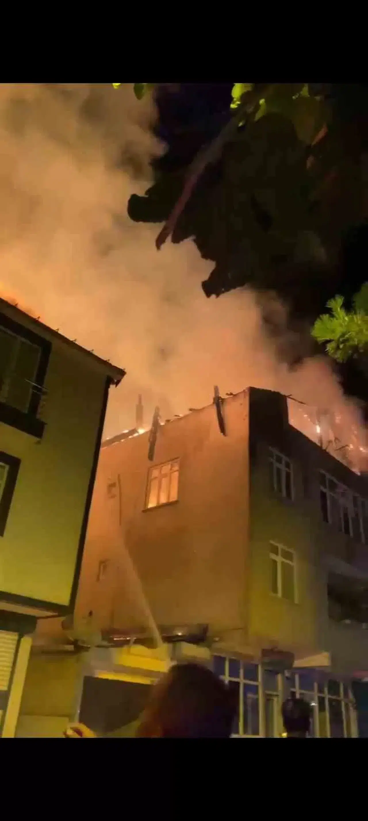 Sancaktepe’de Binanın Çatısı Alev Alev Yandı