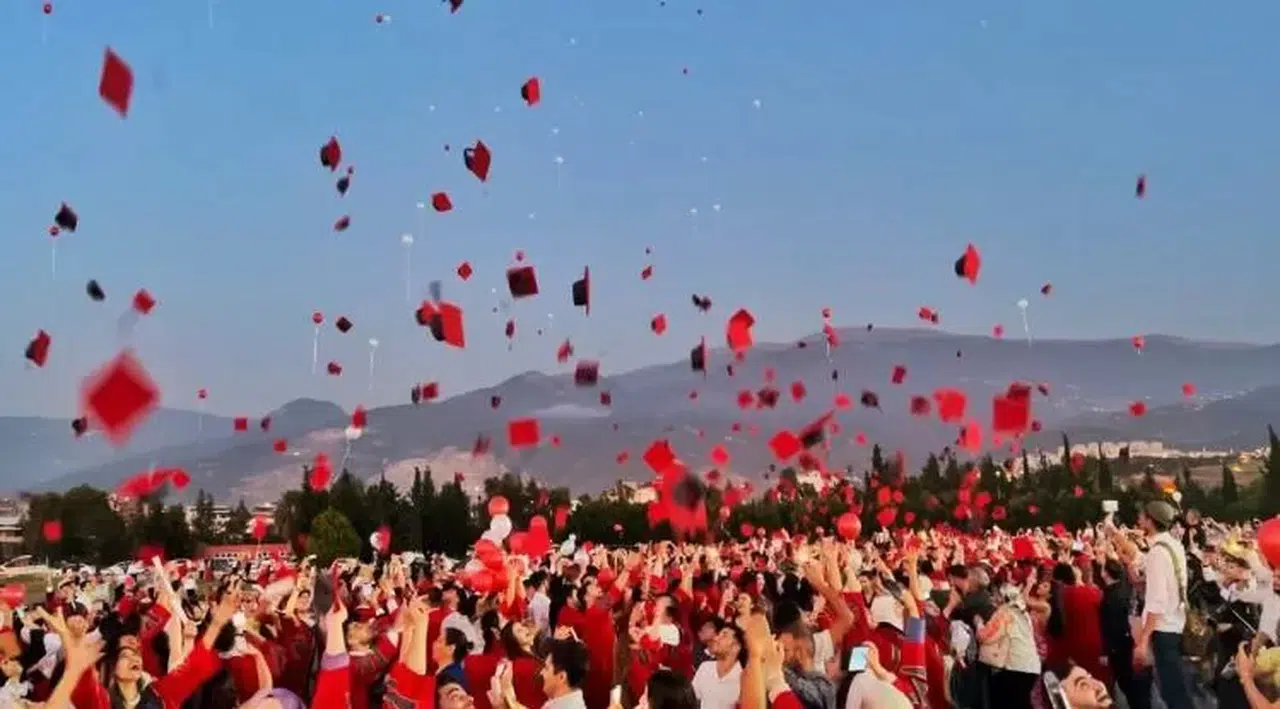 Sarsıntının Yaralarının Sarıldığı İskenderun’da Mezuniyet Heyecanı