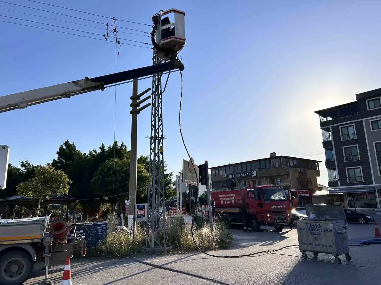 Sıcağın Tesiriyle Kopan Elektrik Telinde Yaşanan Patlama Kamerada