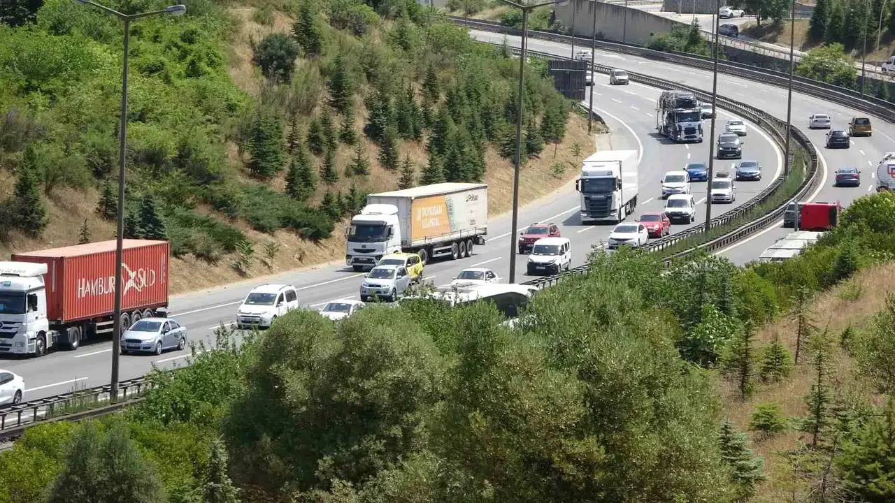 Tem Otoyolu Kocaeli Geçişinde Bayram Dönüşü Yoğunluğu