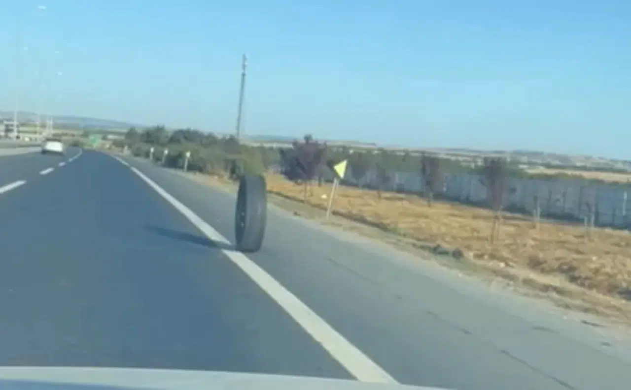 Tem Otoyolu’nda Kamyonetten Kopan Lastiğin Enteresan Seyahati Kamerada