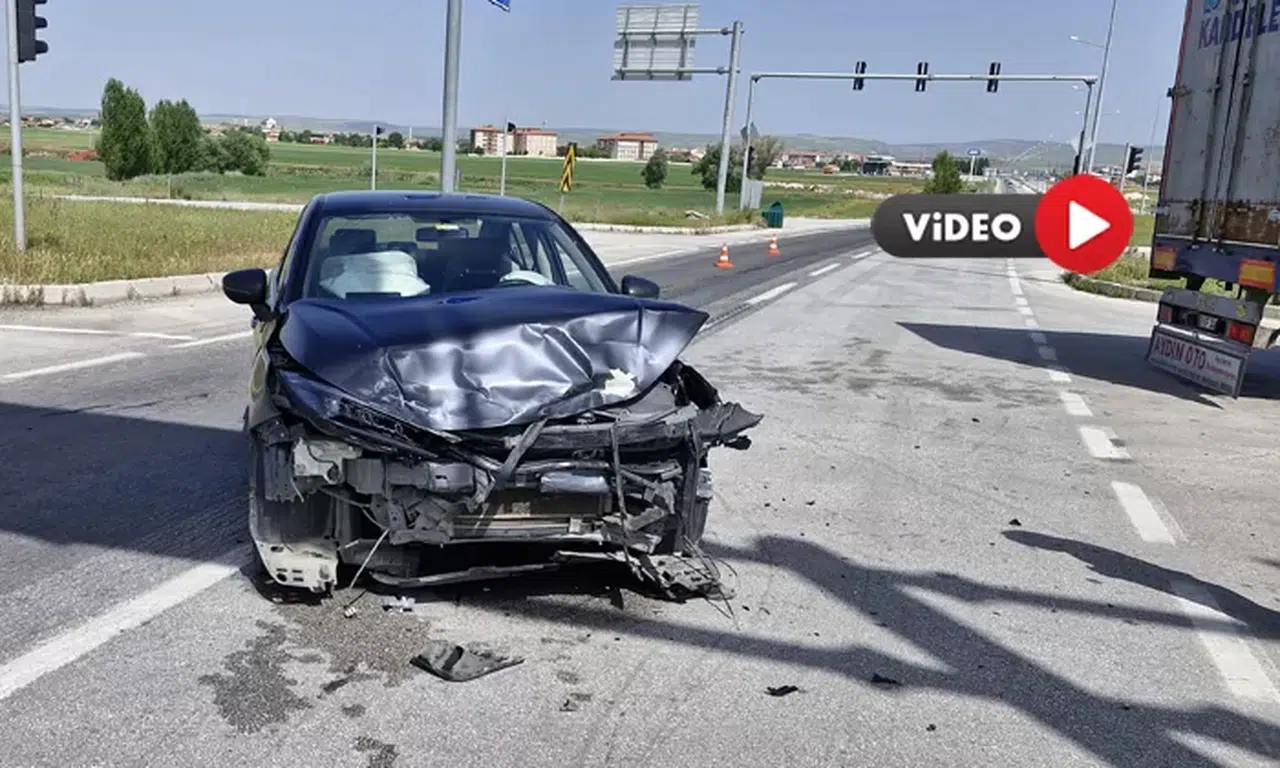 Çorum’da Kırmızı Işık İhlali Kaza Getirdi, Kaza Anı Kamerada