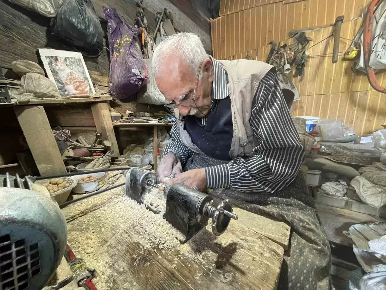Yaşıtları Yürümekte Zahmet Çeken 84 Yaşındaki Tespih Ustası, 50 Yıldır Azimle Üretiyor