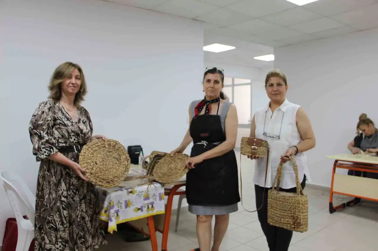 Yaz Aylarında Asi Nehri’ni Kaplayan Su Sümbülleri Bayanların Elinde Sanat Yapıtına Dönüşüyor