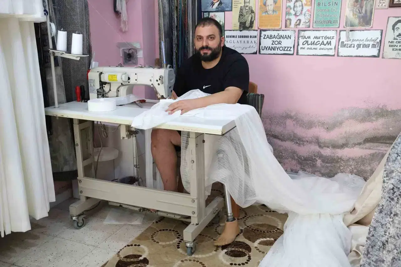 Yemek Masasının Altında Yaşama Tutunan Depremzede Ali, Protez Bacağıyla Ekmek Parasını Kazanıyor