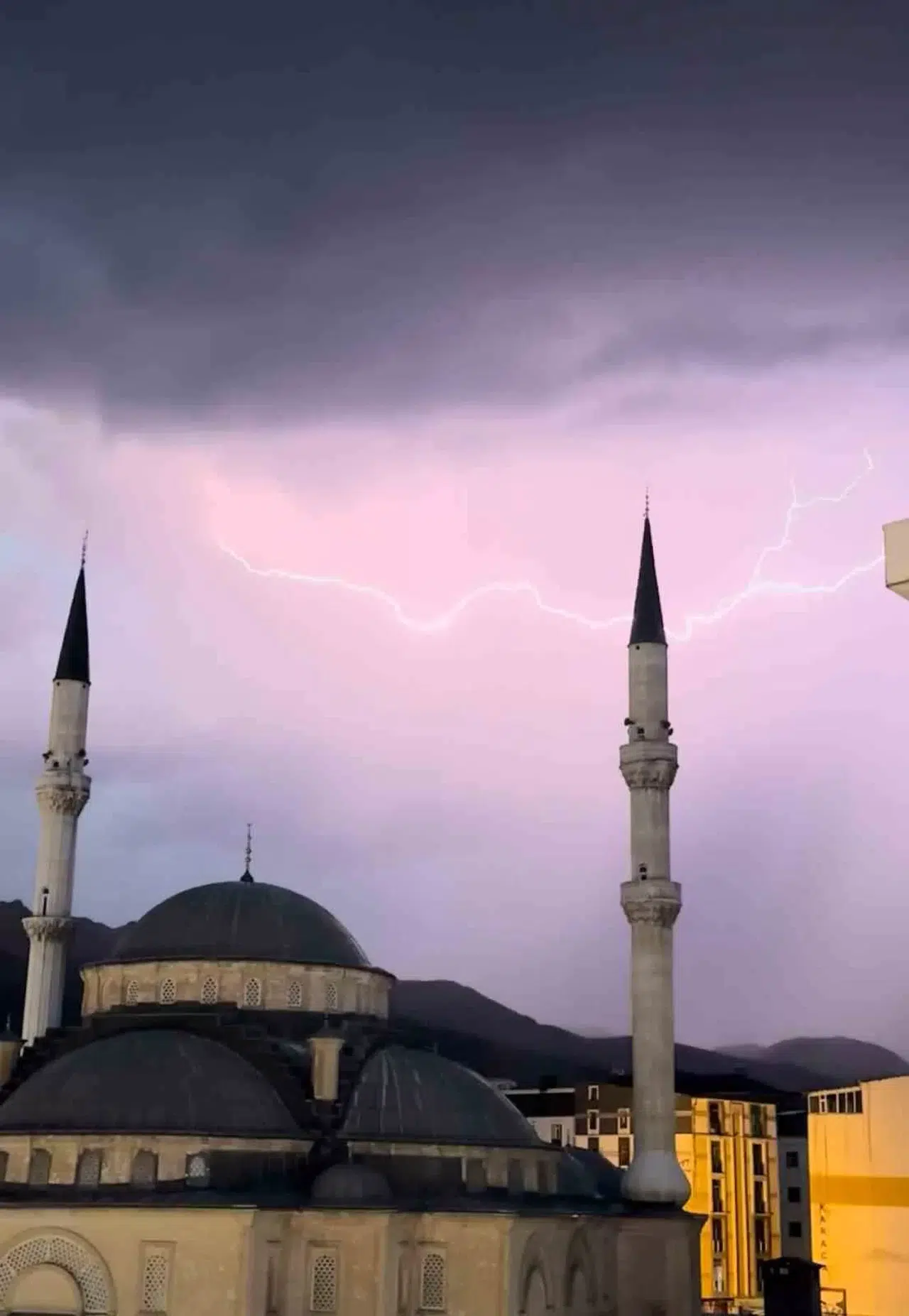 Yüksekova’da Cami Minareleri Gerisinde Çakan Şimşeklerden Görsel Şölen